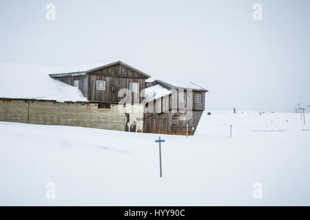 Un bellissimo paesaggio minimalista di una casa nella neve in Norvegia Foto Stock