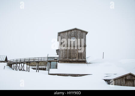 Un bellissimo paesaggio minimalista di una casa nella neve in Norvegia Foto Stock