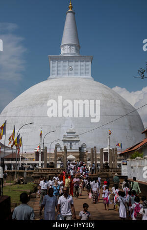 Sri Lanka, Anuradhapura. Ruwanwelisaya Stupa, sacro per i buddhisti di tutto il mondo. Chiamato anche Ruwanwelisaya dogoba, Mahathupa & Swarnamali Chaitya. Foto Stock