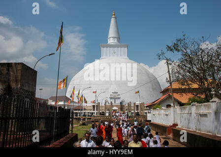 Sri Lanka, Anuradhapura. Ruwanwelisaya Stupa, sacro per i buddhisti di tutto il mondo. Chiamato anche Ruwanwelisaya dogoba, Mahathupa & Swarnamali Chaitya. Foto Stock