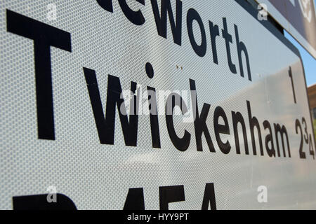 Dettaglio del cartello stradale che mostra la distanza a Twickenham, middlesex, Inghilterra Foto Stock