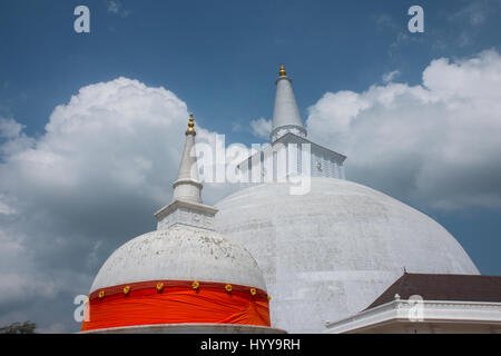 Sri Lanka, Anuradhapura. Ruwanwelisaya Stupa, sacro per i buddhisti di tutto il mondo. Chiamato anche Ruwanwelisaya dogoba, Mahathupa & Swarnamali Chaitya. Foto Stock