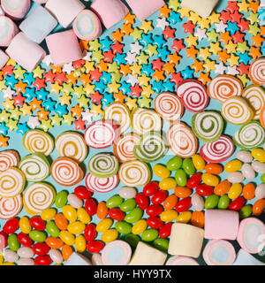 Colorate caramelle marshmallow e gelatine come sfondo Foto Stock