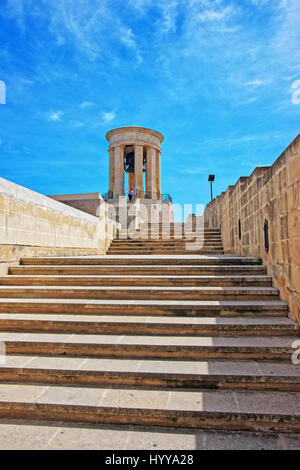 Persone a assedio Bell memorial a Saint Christopher bastion in Valletta, Malta Foto Stock