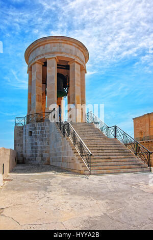 Persone a assedio Bell memorial presso St Christopher bastion in Valletta, Malta Foto Stock