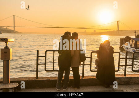Vista del Bosforo al tramonto dalla parte asiatica. Il primo ponte sul Bosforo possono essere visti sullo sfondo e la parte storica di Istanbul si trova Foto Stock