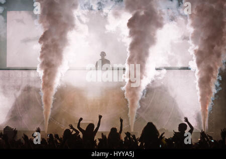 3 agosto 2013 - Santander, Spagna - DJ scozzese Calvin Harris (in piedi sopra la platea, centro) esegue durante la "Musica antander 2013' festival Foto Stock