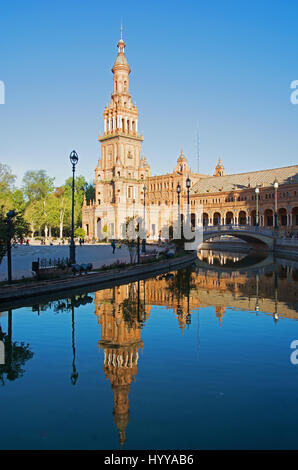 Siviglia, in Andalusia, Spagna. Il Plaza de Espana, un importante punto di riferimento progettato da Anibal Gonzalez e costruito per il 1929 spagnolo Americhe fiera. Foto Stock