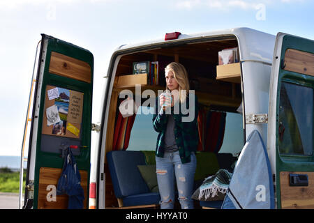 Soddisfare la coppia che fuggiva tradizionale ufficio lavori e speso $ 5.000 convertire la loro Dodge Sprinter van in una casa per vivere la vita sulla strada con il loro amato cane. La serie di invidia indurre foto e video show Pete Thuli (24) e Taylor Bucher (23) noto anche come sempre la strada da Wisconsin, USA per godersi la vita sulla strada durante il loro viaggio intorno gli stati dell America con le loro American Staffordshire Terrier, Snoop. Altre riprese mostrano come il giovane ha lavorato per quattro mesi mentre entrambi tenendo premuto i posti di lavoro a tempo pieno per rinnovare il van il guscio in un pienamente funzionale home completo di ki Foto Stock