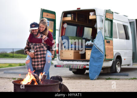 Soddisfare la coppia che fuggiva tradizionale ufficio lavori e speso $ 5.000 convertire la loro Dodge Sprinter van in una casa per vivere la vita sulla strada con il loro amato cane. La serie di invidia indurre foto e video show Pete Thuli (24) e Taylor Bucher (23) noto anche come sempre la strada da Wisconsin, USA per godersi la vita sulla strada durante il loro viaggio intorno gli stati dell America con le loro American Staffordshire Terrier, Snoop. Altre riprese mostrano come il giovane ha lavorato per quattro mesi mentre entrambi tenendo premuto i posti di lavoro a tempo pieno per rinnovare il van il guscio in un pienamente funzionale home completo di ki Foto Stock