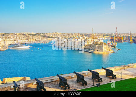 Batteria a salve con una vista sulla fortezza di Senglea al Grand Harbour di La Valletta, Malta. Visto dalla parte superiore Barracca giardini pubblici. Foto Stock
