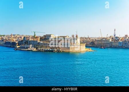 Senglea e Creek presso il Grand Harbour di La Valletta a Malta. Visto dalla parte superiore Barracca giardini pubblici. Foto Stock