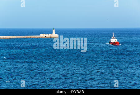 Nave al frangiflutti del St Elmo al Grand Harbour a La Valletta, Malta Foto Stock