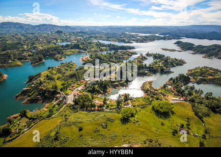 GUATAPE, COLOMBIA: Potrebbe questo rainbow-città dipinta da più colorato posto nel mondo? Splendide foto e video hanno rivelato la spettacolare città dove tutto dagli edifici per le fasi sono dipinte con colori accesi e vivaci. Le incredibili immagini hanno una sensazione surreale come il multi-case colorate in stridente contrasto con la vista aerea del verde e lussureggiante area circostante. I fermagli sono state prese in Guatapé, Colombia dal fotografo canadese Jessica Devnani (27) da Toronto utilizzando una Canon 7D. Foto Stock