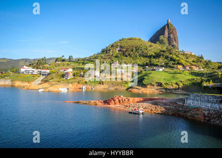 GUATAPE, COLOMBIA: Potrebbe questo rainbow-città dipinta da più colorato posto nel mondo? Splendide foto e video hanno rivelato la spettacolare città dove tutto dagli edifici per le fasi sono dipinte con colori accesi e vivaci. Le incredibili immagini hanno una sensazione surreale come il multi-case colorate in stridente contrasto con la vista aerea del verde e lussureggiante area circostante. I fermagli sono state prese in Guatapé, Colombia dal fotografo canadese Jessica Devnani (27) da Toronto utilizzando una Canon 7D. Foto Stock