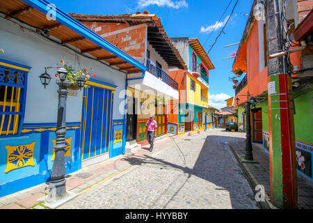 GUATAPE, COLOMBIA: Potrebbe questo rainbow-città dipinta da più colorato posto nel mondo? Splendide foto e video hanno rivelato la spettacolare città dove tutto dagli edifici per le fasi sono dipinte con colori accesi e vivaci. Le incredibili immagini hanno una sensazione surreale come il multi-case colorate in stridente contrasto con la vista aerea del verde e lussureggiante area circostante. I fermagli sono state prese in Guatapé, Colombia dal fotografo canadese Jessica Devnani (27) da Toronto utilizzando una Canon 7D. Foto Stock