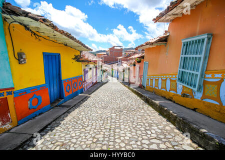GUATAPE, COLOMBIA: Potrebbe questo rainbow-città dipinta da più colorato posto nel mondo? Splendide foto e video hanno rivelato la spettacolare città dove tutto dagli edifici per le fasi sono dipinte con colori accesi e vivaci. Le incredibili immagini hanno una sensazione surreale come il multi-case colorate in stridente contrasto con la vista aerea del verde e lussureggiante area circostante. I fermagli sono state prese in Guatapé, Colombia dal fotografo canadese Jessica Devnani (27) da Toronto utilizzando una Canon 7D. Foto Stock