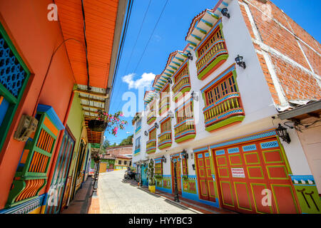 GUATAPE, COLOMBIA: Potrebbe questo rainbow-città dipinta da più colorato posto nel mondo? Splendide foto e video hanno rivelato la spettacolare città dove tutto dagli edifici per le fasi sono dipinte con colori accesi e vivaci. Le incredibili immagini hanno una sensazione surreale come il multi-case colorate in stridente contrasto con la vista aerea del verde e lussureggiante area circostante. I fermagli sono state prese in Guatapé, Colombia dal fotografo canadese Jessica Devnani (27) da Toronto utilizzando una Canon 7D. Foto Stock