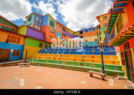 GUATAPE, COLOMBIA: Potrebbe questo rainbow-città dipinta da più colorato posto nel mondo? Splendide foto e video hanno rivelato la spettacolare città dove tutto dagli edifici per le fasi sono dipinte con colori accesi e vivaci. Le incredibili immagini hanno una sensazione surreale come il multi-case colorate in stridente contrasto con la vista aerea del verde e lussureggiante area circostante. I fermagli sono state prese in Guatapé, Colombia dal fotografo canadese Jessica Devnani (27) da Toronto utilizzando una Canon 7D. Foto Stock
