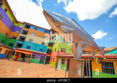 GUATAPE, COLOMBIA: Potrebbe questo rainbow-città dipinta da più colorato posto nel mondo? Splendide foto e video hanno rivelato la spettacolare città dove tutto dagli edifici per le fasi sono dipinte con colori accesi e vivaci. Le incredibili immagini hanno una sensazione surreale come il multi-case colorate in stridente contrasto con la vista aerea del verde e lussureggiante area circostante. I fermagli sono state prese in Guatapé, Colombia dal fotografo canadese Jessica Devnani (27) da Toronto utilizzando una Canon 7D. Foto Stock