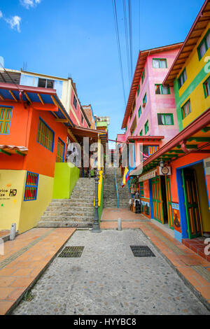 GUATAPE, COLOMBIA: Potrebbe questo rainbow-città dipinta da più colorato posto nel mondo? Splendide foto e video hanno rivelato la spettacolare città dove tutto dagli edifici per le fasi sono dipinte con colori accesi e vivaci. Le incredibili immagini hanno una sensazione surreale come il multi-case colorate in stridente contrasto con la vista aerea del verde e lussureggiante area circostante. I fermagli sono state prese in Guatapé, Colombia dal fotografo canadese Jessica Devnani (27) da Toronto utilizzando una Canon 7D. Foto Stock