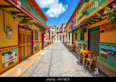 GUATAPE, COLOMBIA: Potrebbe questo rainbow-città dipinta da più colorato posto nel mondo? Splendide foto e video hanno rivelato la spettacolare città dove tutto dagli edifici per le fasi sono dipinte con colori accesi e vivaci. Le incredibili immagini hanno una sensazione surreale come il multi-case colorate in stridente contrasto con la vista aerea del verde e lussureggiante area circostante. I fermagli sono state prese in Guatapé, Colombia dal fotografo canadese Jessica Devnani (27) da Toronto utilizzando una Canon 7D. Foto Stock
