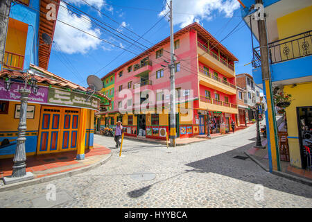 GUATAPE, COLOMBIA: Potrebbe questo rainbow-città dipinta da più colorato posto nel mondo? Splendide foto e video hanno rivelato la spettacolare città dove tutto dagli edifici per le fasi sono dipinte con colori accesi e vivaci. Le incredibili immagini hanno una sensazione surreale come il multi-case colorate in stridente contrasto con la vista aerea del verde e lussureggiante area circostante. I fermagli sono state prese in Guatapé, Colombia dal fotografo canadese Jessica Devnani (27) da Toronto utilizzando una Canon 7D. Foto Stock