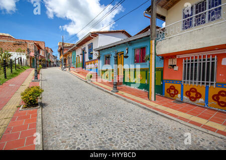 GUATAPE, COLOMBIA: Potrebbe questo rainbow-città dipinta da più colorato posto nel mondo? Splendide foto e video hanno rivelato la spettacolare città dove tutto dagli edifici per le fasi sono dipinte con colori accesi e vivaci. Le incredibili immagini hanno una sensazione surreale come il multi-case colorate in stridente contrasto con la vista aerea del verde e lussureggiante area circostante. I fermagli sono state prese in Guatapé, Colombia dal fotografo canadese Jessica Devnani (27) da Toronto utilizzando una Canon 7D. Foto Stock