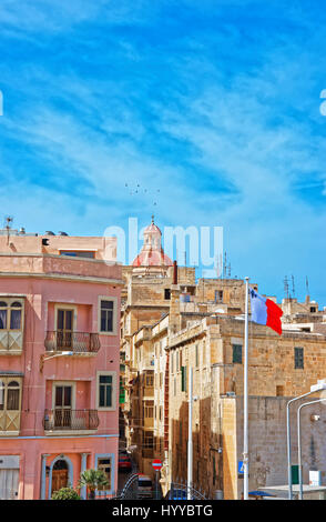 Street vista sulla cupola della chiesa di San Nicola a La Valletta in città vecchia, Malta Foto Stock