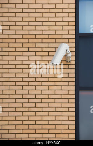 CCTV. Videocamera di sicurezza su un muro di mattoni. Milton Keynes. Buckinghamshire, UK Foto Stock