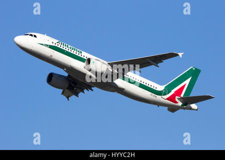 AMSTERDAM-SCHIPHOL - Feb 16, 2016: Alitalia Airbus A320 piano tenendo fuori dall'aeroporto di Schiphol. Foto Stock