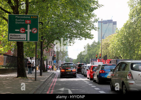 La congestione del traffico sulla Euston Road, vicino alla stazione di Euston, London Foto Stock