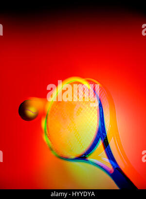 Racchetta da tennis che mostra la forza di impatto con la palla in blured rosso arancio e blu composizione Foto Stock