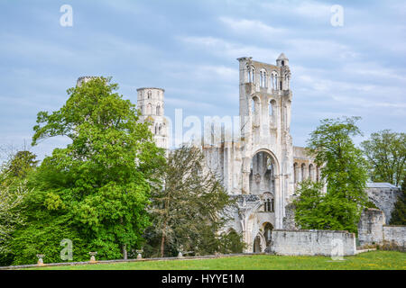 Abbazia di Jumieges, rovinato monastero benedettino in Normandia (Francia), può-07-2016 Foto Stock