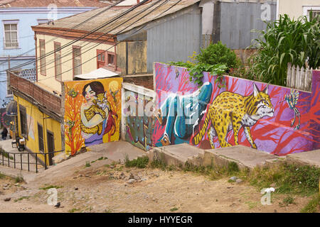 Colorati murali decorazione di edifici nel Patrimonio Mondiale UNESCO Città di Valparaiso in Cile. Foto Stock