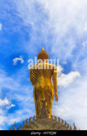 Golden statua del Buddha e cielo blu in thai tempio Wat Phra That Khao Noi in provincia di Nan, nel nord della Thailandia Foto Stock