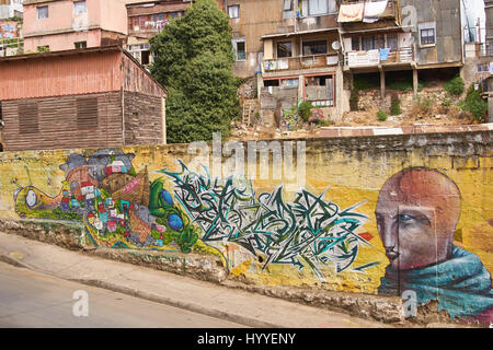 Colorati murali a decorare le pareti di edifici in Cerro Polanco area della storica città portuale di Valparaiso in Cile. Foto Stock