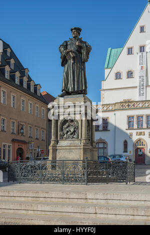 Luther Memorial, 1883, statua in bronzo, la bibbia di Lutero e la scomunica, Town Square, Eisleben, Sassonia-Anhalt, Germania Foto Stock