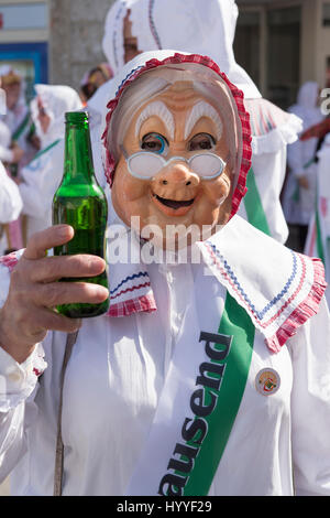 Aussee Carnevale, uomo con maschera, tunica bianca, Trommelweib, con bottiglia in mano, Bad Aussee, Stiria, Austria Foto Stock