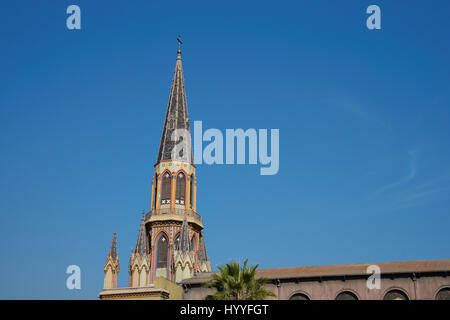 Chiesa Storica, Iglesia Corpus Dominco. Edificio con molto alto e decorato in maniera colorata steeple in Barrio Brasil, Santiago del Cile Foto Stock