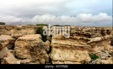 Rocce calcaree sulla riva del mar Arabo vicino all'Aeroporto di Duqm nel centro di Oman Foto Stock