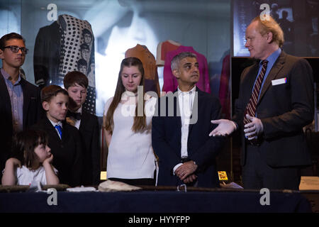 Londra, Regno Unito. Il 4 aprile, 2017. Sindaco Sadiq Khan si unisce i bambini in un grande laboratorio di smog da Alex Werner, il Museo di Londra Testa della storia collezioni. Foto Stock