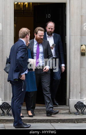 Londra, Regno Unito. Il 4 aprile, 2017. Nick Timothy (r), il giunto a Downing Street capo del personale, foglie 10 Downing Street a seguito di una riunione. Foto Stock