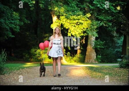 Donna e Miniatura Bull Terrier Foto Stock