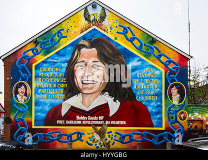 Carta murale raffigurante Bobby Sands, sul lato del Sinn Féin office, Falls Road, Belfast, County Antrim, Irlanda del Nord, Regno Unito Foto Stock