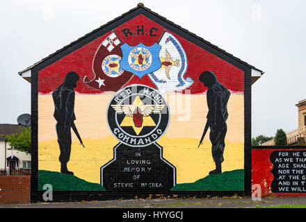 Mano rossa Commando lealisti carta murale sulla Shankill station wagon, Belfast, County Antrim, Irlanda del Nord, Regno Unito Foto Stock