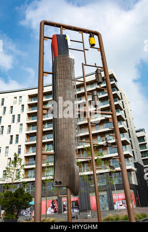 "Kit", una scultura di Tony Stallard sotto forma di un modello Airfix kit, Titanic Quarter, Belfast, County Antrim, Irlanda del Nord, Regno Unito Foto Stock