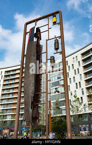 "Kit", una scultura di Tony Stallard sotto forma di un modello Airfix kit, Titanic Quarter, Belfast, County Antrim, Irlanda del Nord, Regno Unito Foto Stock