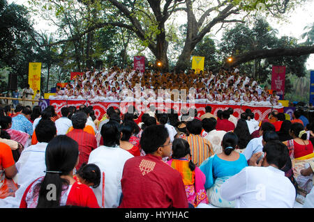 Cantanti del Bangladesh Baishakhi cantando canzoni per celebrare "Pohela Baishakh', il primo giorno del Bangla Nuovo Anno a Ramna Botomul. Dacca in Bangladesh. Foto Stock