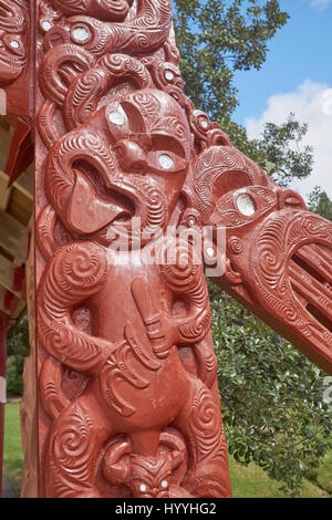 Maori intagliato Hei Tiki figura a Waitangi Treaty Grounds in Nuova Zelanda Foto Stock